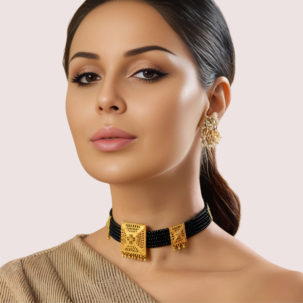 5hY7YTBa7pgj21dFLwDxjUnFMPU2BVf43RVVQvz8.png Traditional Gold-Plated Black Beaded Necklace with Square Pendant Design - Image 1