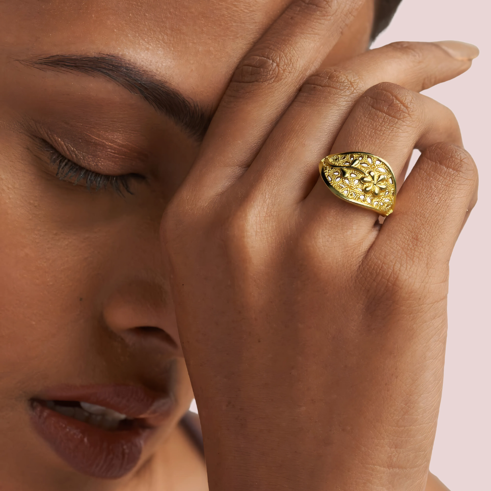 lDnjSmFZ6cx51SzVEUv1UvPqZCHVjz8gFBemRA2y.png Leaf Motif Gold-Plated Ring with Floral Detailing - Image 1